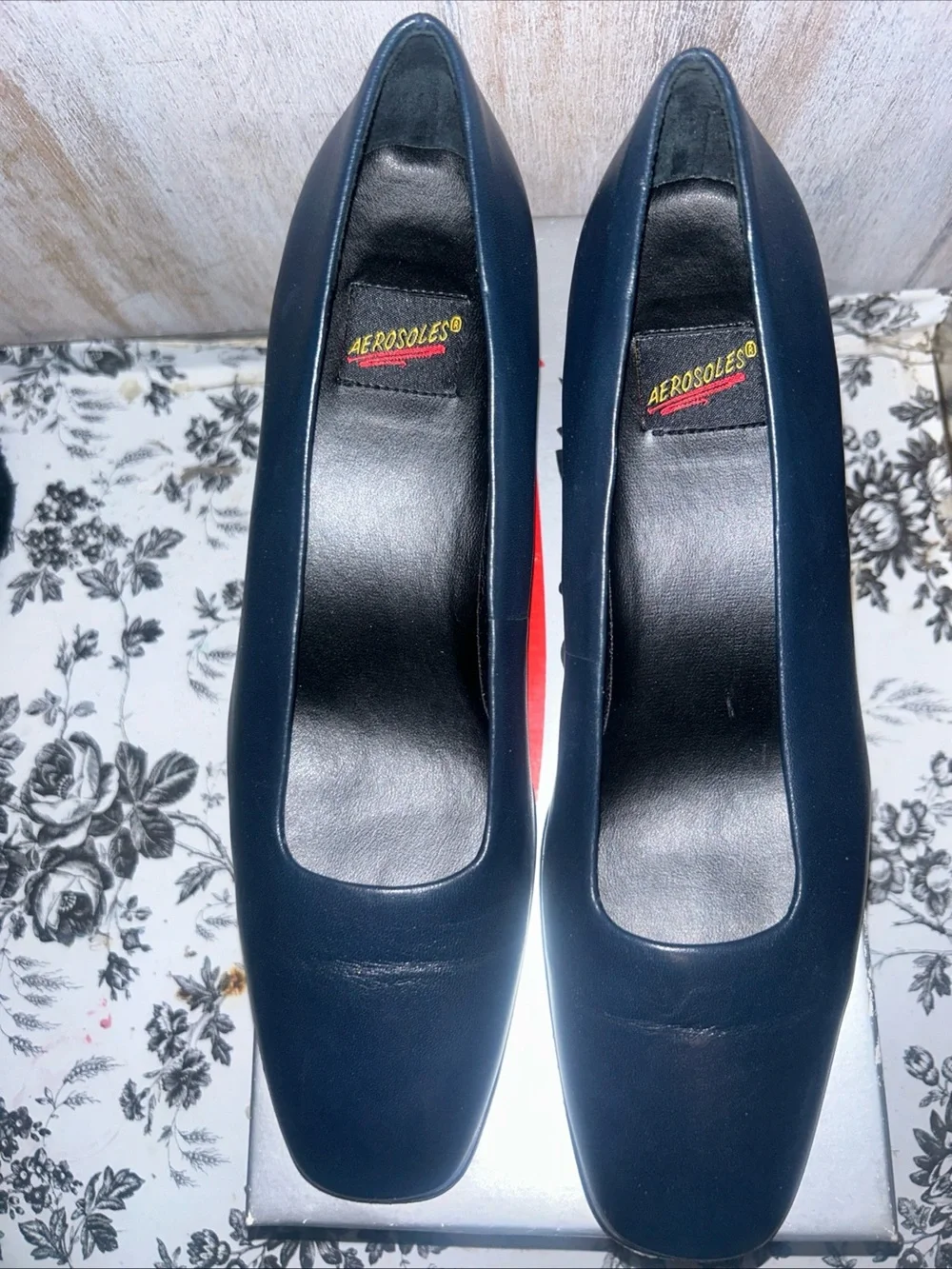 AEROSOLES sleek black